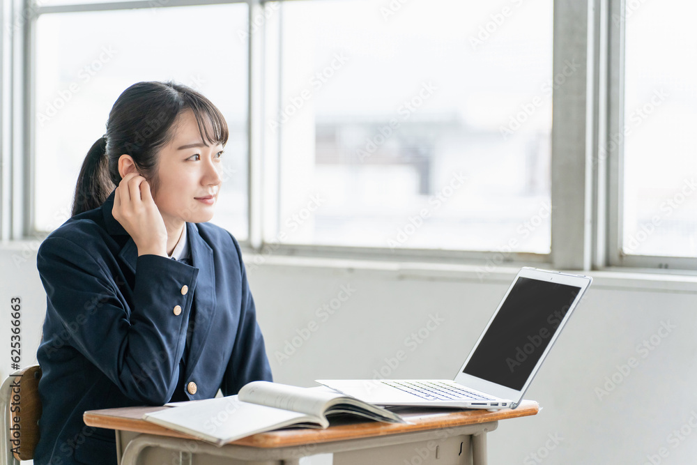 イヤホンをつけて勉強する高校生・女子高生(ICT教育・オンライン学習)
イヤホンをつけて勉強する高校生・女子高生(ICT教育・オンライン学習)