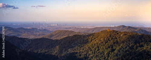 Fotografie panorama of gold coast as seen from springbrook national park mountains; gold co