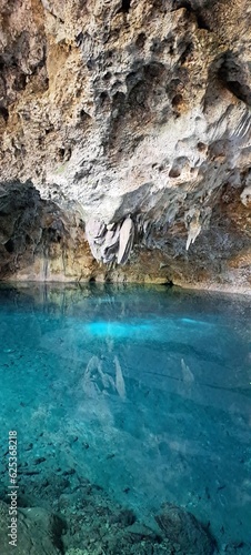 Laguna en la cueva