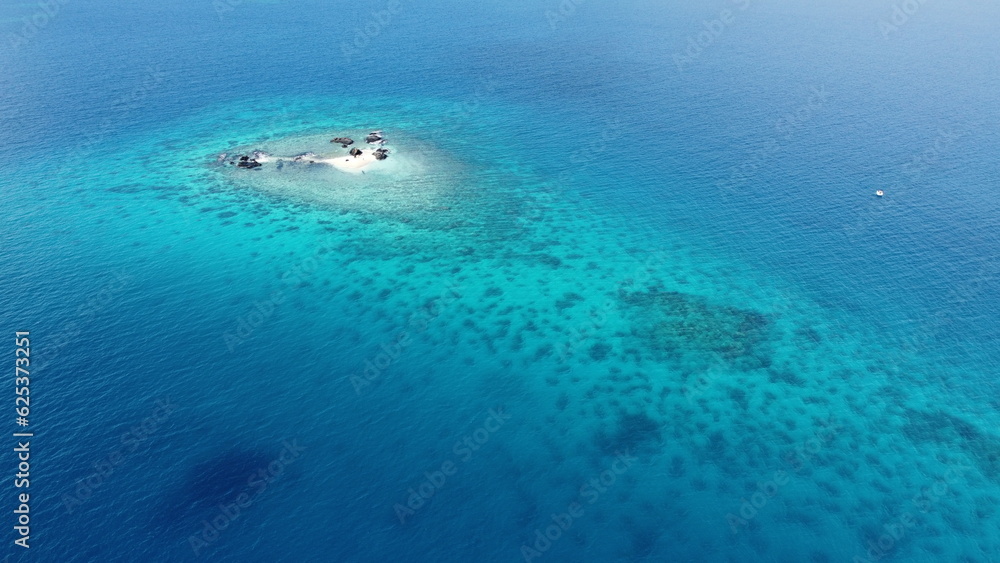 Obraz premium Exclusive private island in the middle of the pacific ocean