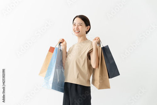 ショッピングする女性