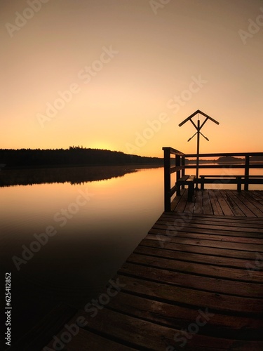 Wschód słońca na Mazurach. Jezioro