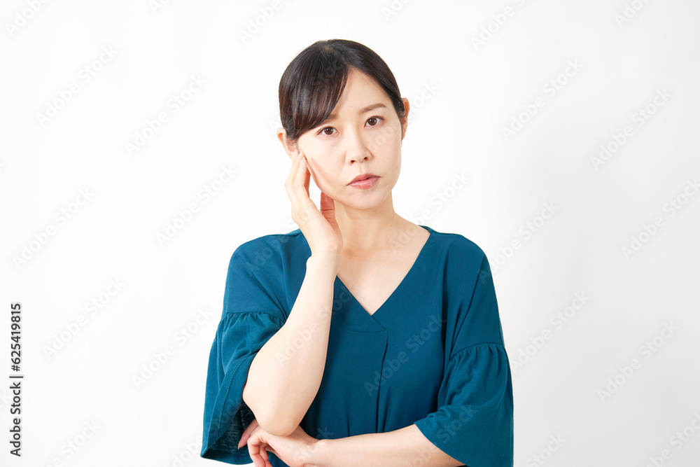 考える女性　白背景　カメラ目線