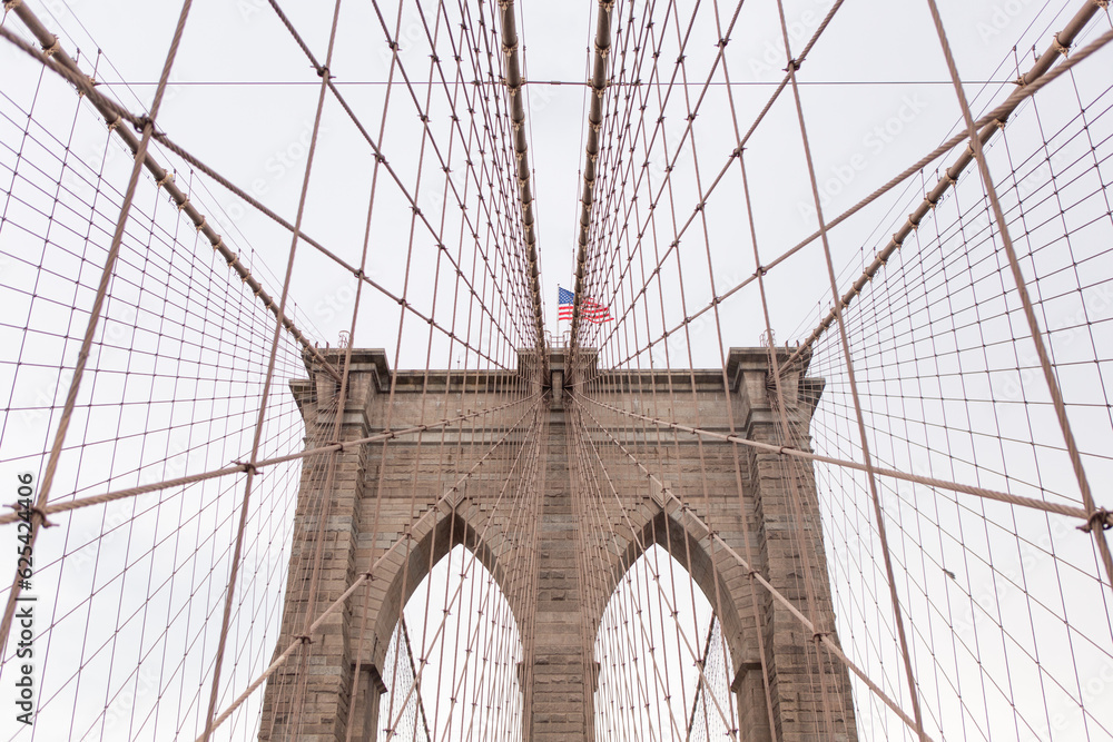 Fototapeta premium Looking up at the Brooklyn Bridge