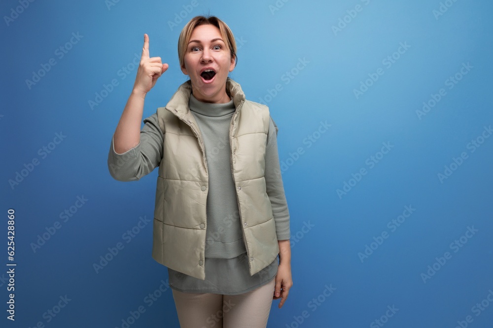 Naklejka premium blond young woman in casual style is inspired by an idea on an isolated blue background with copy space
