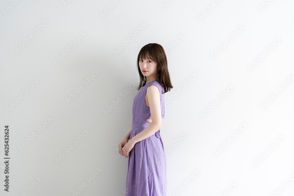 爽やかなワンピースの女性