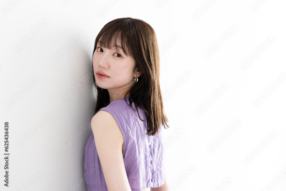 爽やかなワンピースの女性