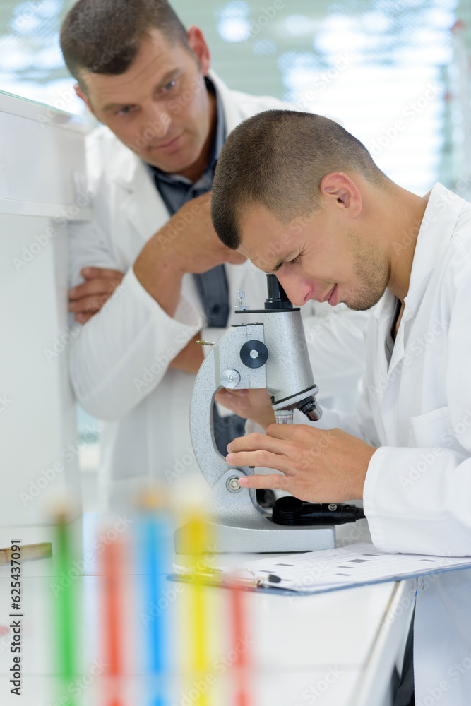 Obraz premium young lab assistant in a laboratory