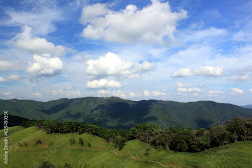 高原と山並み