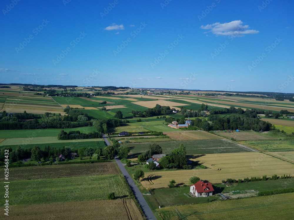 Wieś i pola krajobraz wiejski z lotu ptaka. 