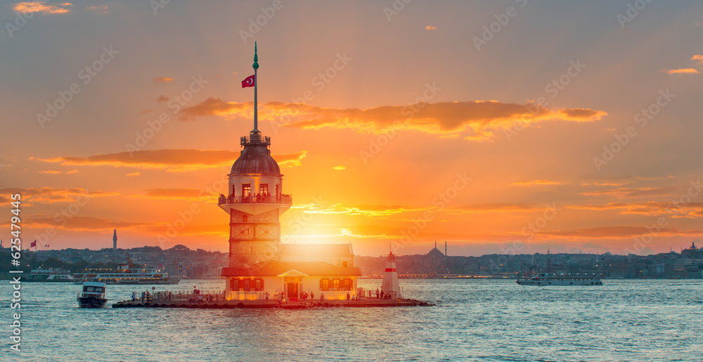 Istanbul Maiden Tower at sunset (kiz kulesi) - Istanbul, Turkey