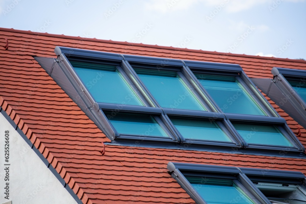 Neu gedecktes Ziegeldach mit großen Dachflächenfenstern