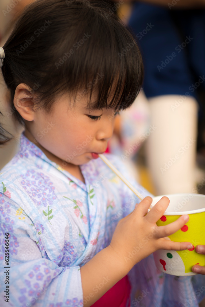 夏祭りで遊ぶ子供 夏祭りで遊ぶ子供