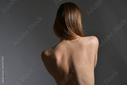 Belle femme au dos nu