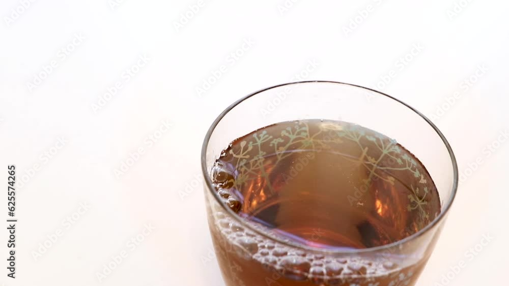 グラスに注がれた冷たい麦茶 グラスに注がれた冷たい麦茶