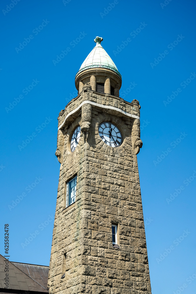 Fototapeta premium Turm an den St. Pauli-Landungsbrücken in Hamburg