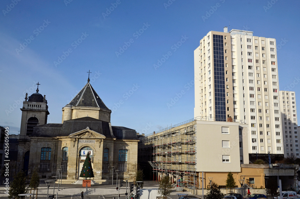 Fototapeta premium panneaux solaires, immeuble, quartier du centre ville, la Dalle, Choisy le Roi, région Ile de France, 94, Val de Marne, France