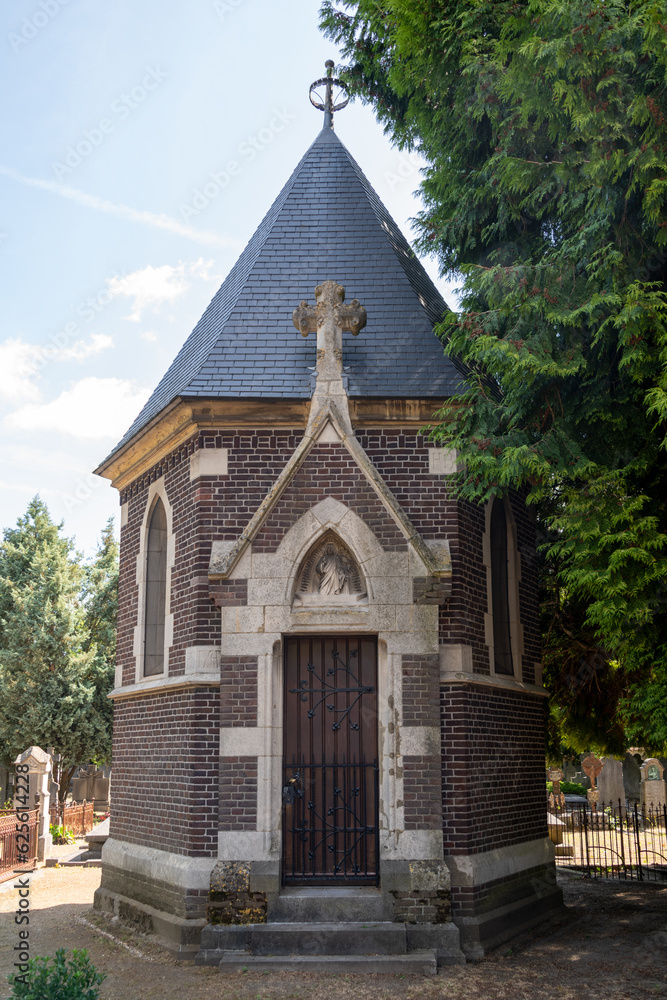 schönes Mausoleum auf einem alten Friedhof in Roermond schönes Mausoleum auf einem alten Friedhof in Roermond