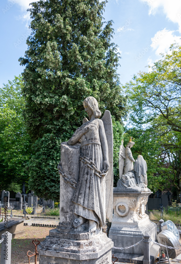 schöner großer Engel auf einem alten Friedhof in Roermond