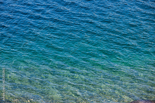 Kristallklares blauer Wasser in einem Bergsee
