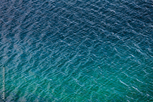 Kristallklares blauer Wasser in einem Bergsee © by-studio