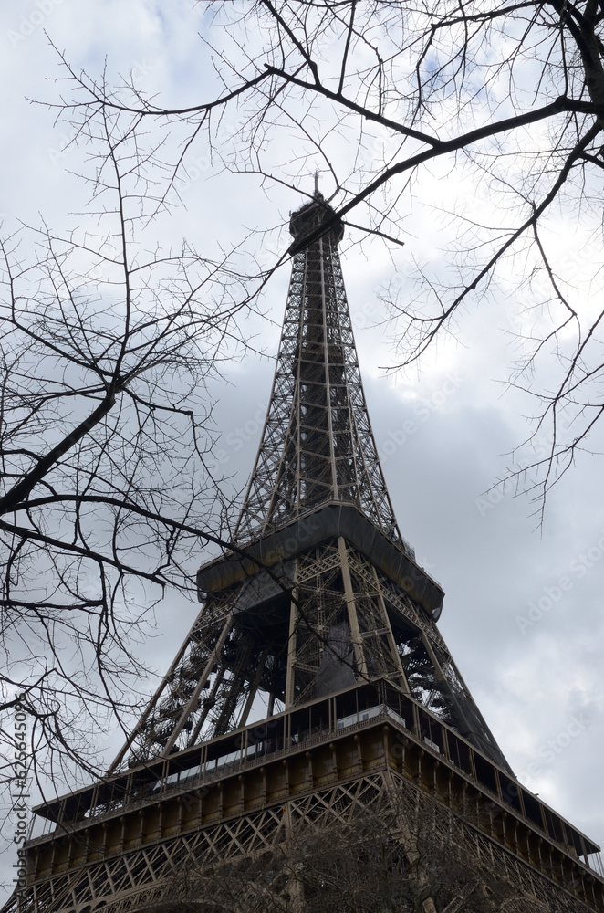 The Eiffel tower on a cloudy day