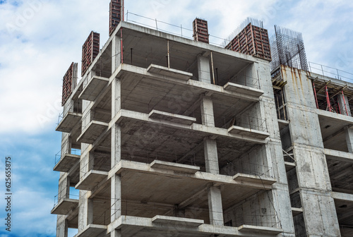 Papier peint Unfinished concrete high-rise building