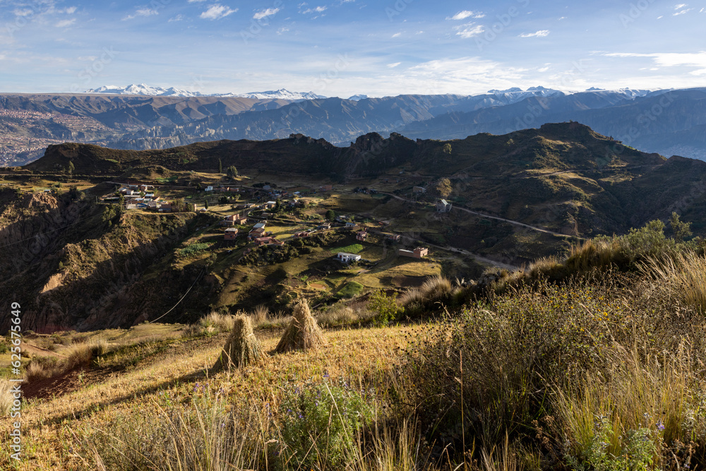 Fototapeta premium View from the impressive landmark Muela del Diablo down into the valley with the highest capital and vibrant city La Paz and El Alto in Bolivia