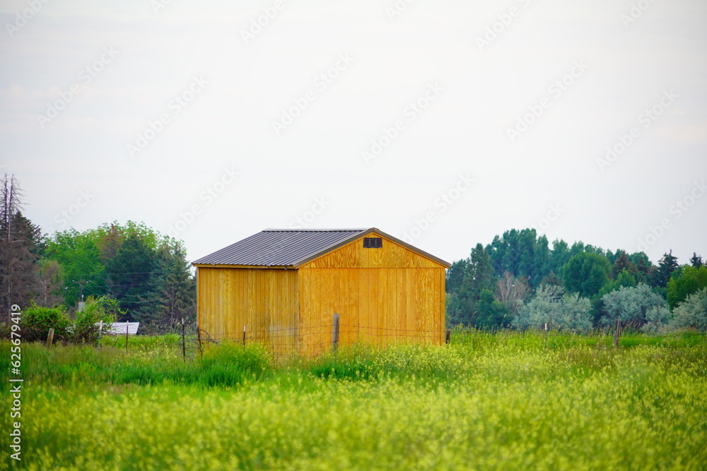 Obraz premium beautiful village house and barn in state of Idaho, USA 