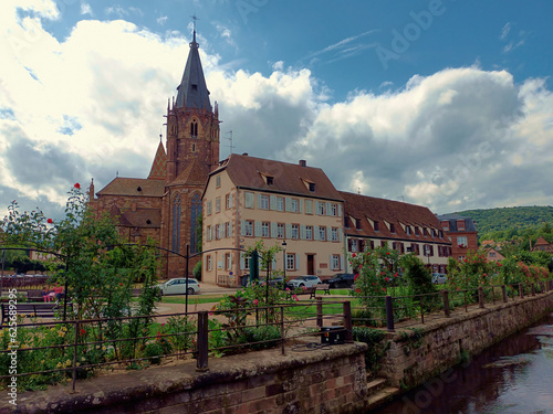 Historische Altstadt von Wissembourg (Weißenburg) mit Kirche St. Peter und Paul am Fluss Lauter im Elsass in Frankreich an der Grenze zu Rheinland-Pfalz.