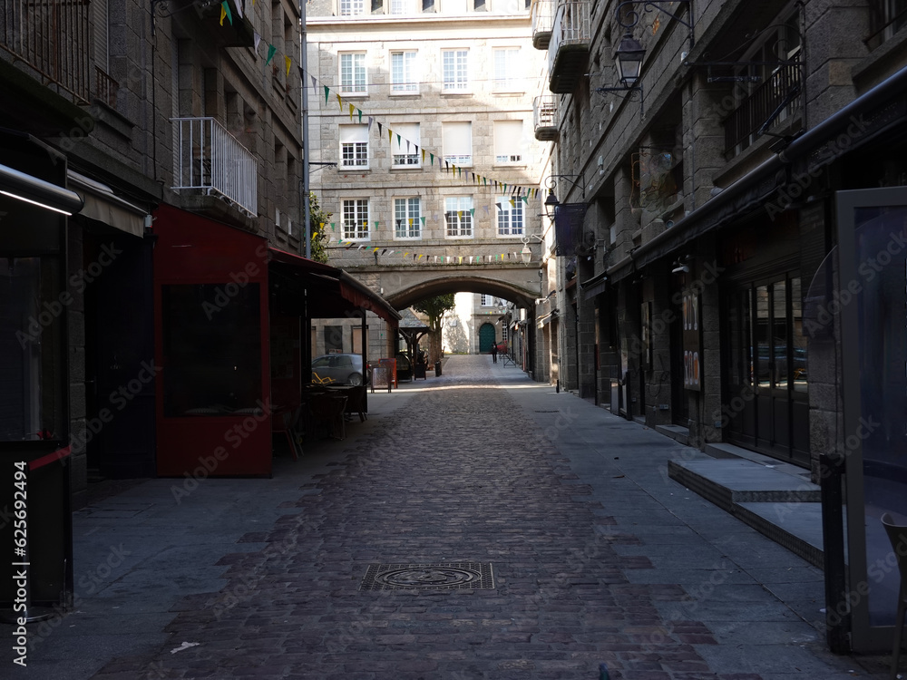 Rue commerçante typique avec porche dans saint malo intra-muros, france, bretagne, ile et vilaine, saint malo, intramuros