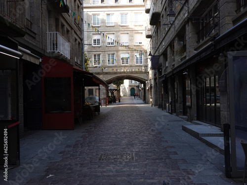 Rue commerçante typique avec porche dans saint malo intra-muros, france, bretagne, ile et vilaine, saint malo, intramuros