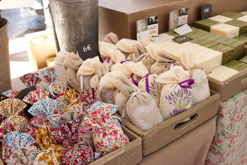 Lavendelsäckchen, Honig und regionale Spezialitäten an einem französischem Marktstand  photo