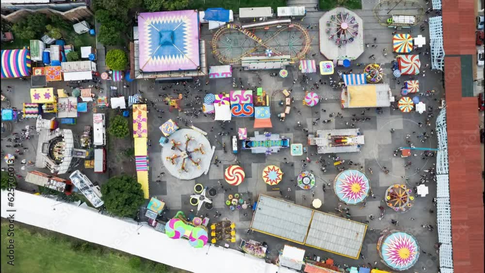 Hyperlapse movimiento hacia arriba de juegos de feria en el día