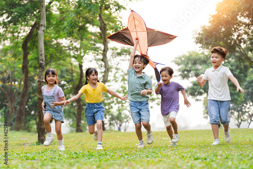 Fotografia group image of cute asian children playing in the park
