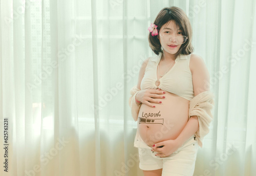 pregnant woman who is about to give birth There was a download sign appearing on the stomach.