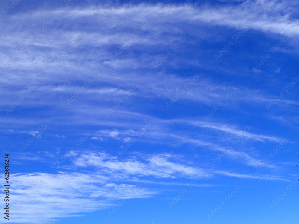 青空に白い雲の線型模様