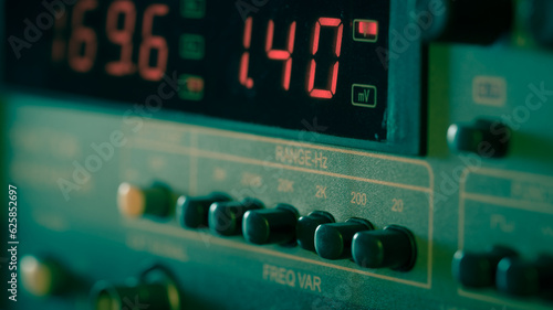 Foto Digital Altimeter: Commonly used in aviation and outdoor activities, this instru