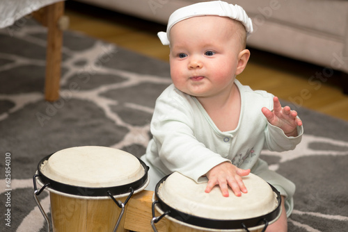 Принти на полотні little girl playing the drum