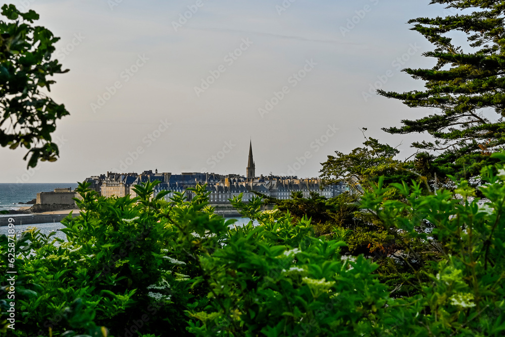 Obraz premium Saint-Malo, Stadtmauer, Festung, Kathedrale, Saint-Vincent, remparts, Le Môle des Noires, Strand, Hafen, Altstadt, Altstadthäuser, Kosarenstadt, Sommer, Abendstimmung, Bretagne, Frankreich