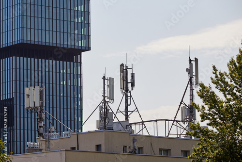 Anteny telefonii komórkowej 4G 5G na tle biurowca © arteffect.pl