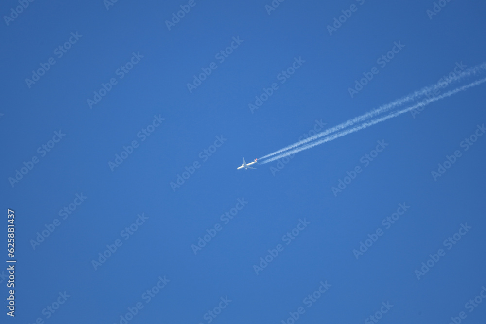 contrails, samolot na niebie, smugi kondensacyjne contrails, samolot na niebie, smugi kondensacyjne