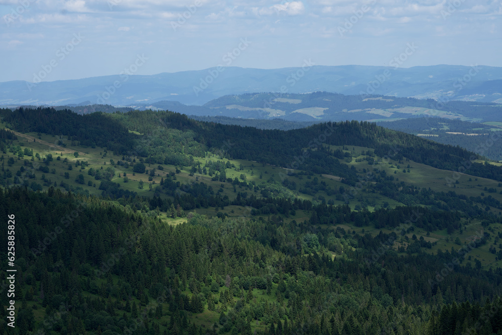Fototapeta premium Krajobraz górki, góry w chmurach, góry i doliny widok na wysokie Tatry oraz doliny w pobliży wysokich gór. 