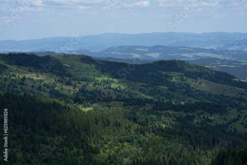 Krajobraz górki, góry w chmurach, góry i doliny widok na wysokie Tatry oraz doliny w pobliży wysokich gór. 