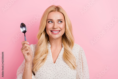 Fotografia Photo of smile dreaming lady holding spoon utensil prepare eat her favorite ukra