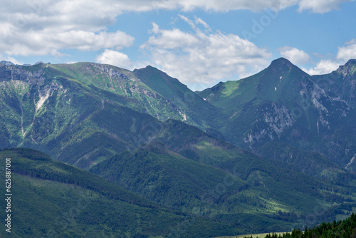 Krajobraz górki, góry w chmurach, góry i doliny widok na wysokie Tatry oraz doliny w pobliży wysokich gór.  © klumb