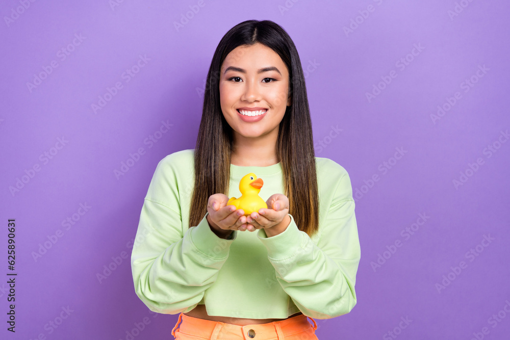 Φωτογραφία Photo of funny sweet lady wear green sweatshirt holding arms small bath toy isol