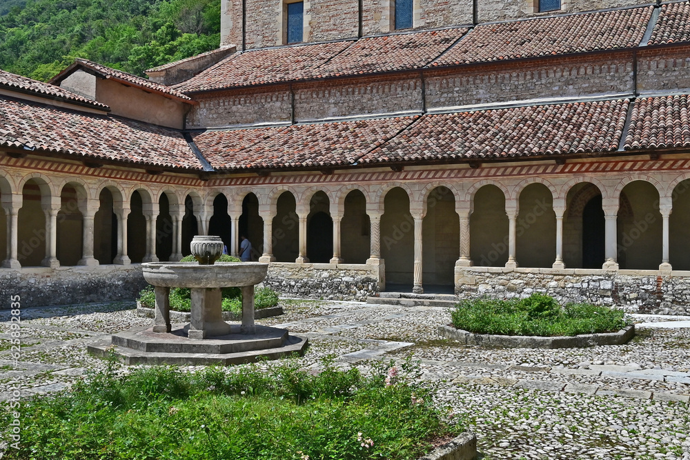 Obraz premium Follina, il chiostro dell'Abbazia cistercense di Santa Maria - Treviso
