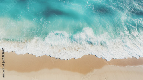 夏の砂浜に打ち寄せるターコイズブルーの海の波