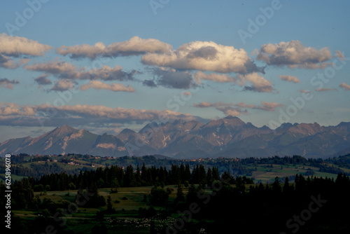 Krajobraz górki, góry w chmurach, góry i doliny widok na wysokie Tatry oraz doliny w pobliży wysokich gór. 